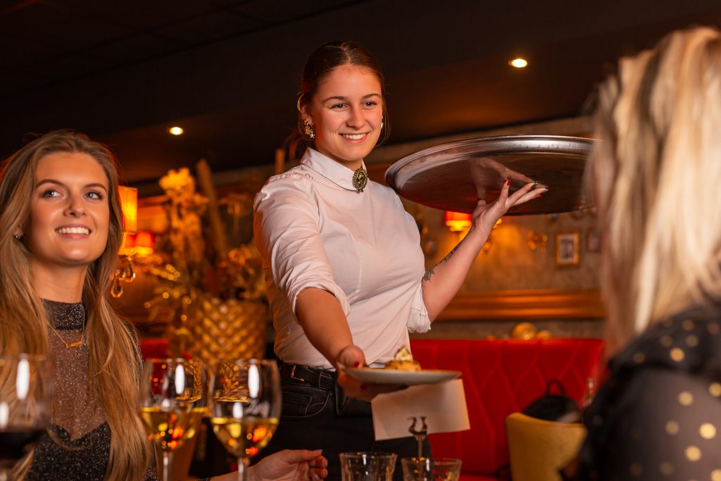 Medewerker bediening Robin van Hoof.