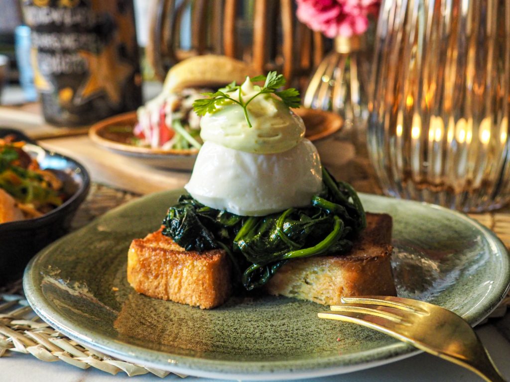 Eggs benedict